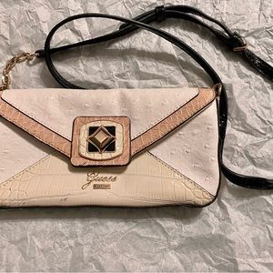 Guess shoulder purse , in great condition, hardly used